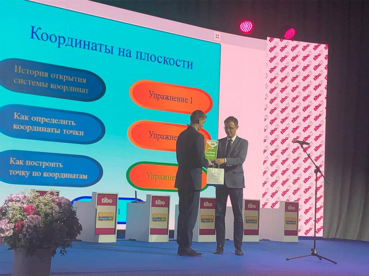 Декан ФИТР Андрей Михайлович Авсиевич награждает участников соревнований 